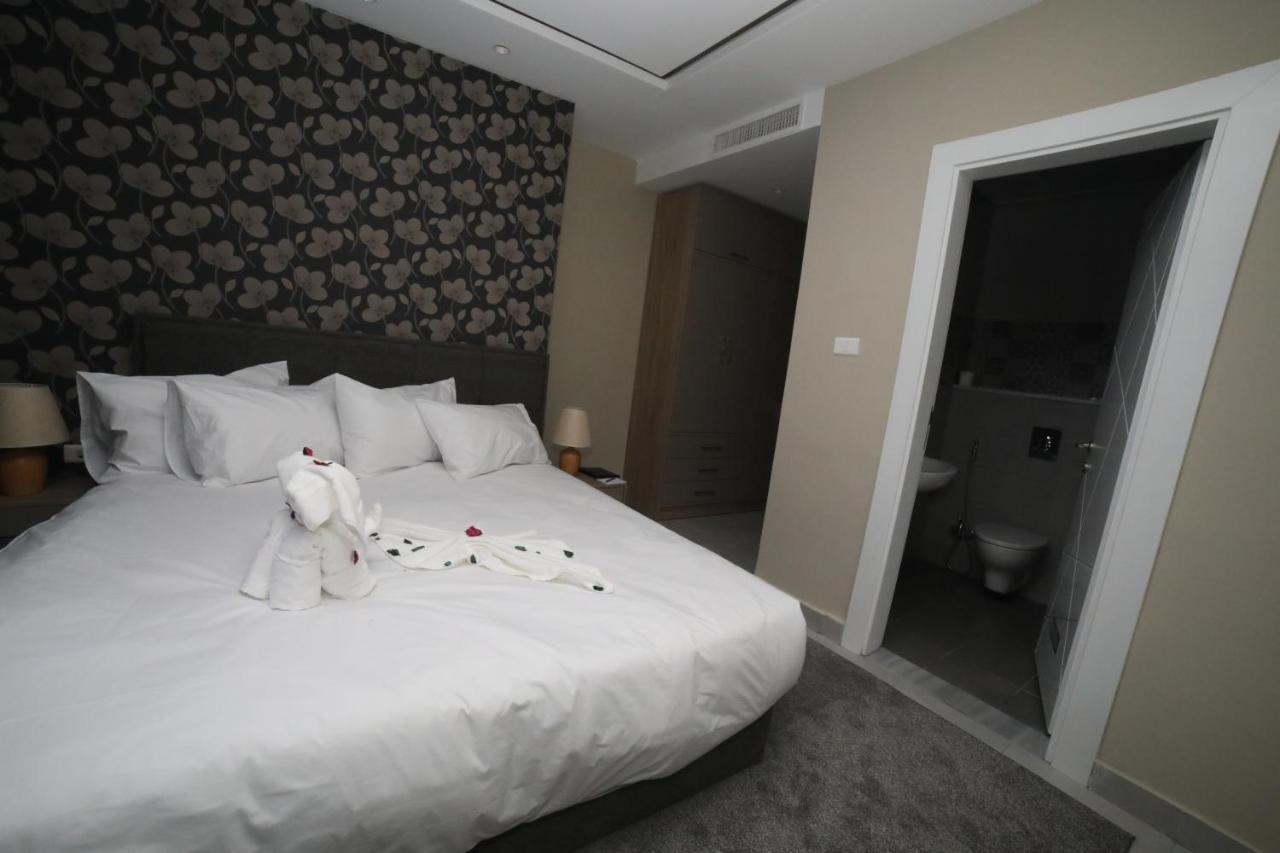 فندق صحارى الخليج Sahara Gulf Hotel Apartments Amman Bagian luar foto