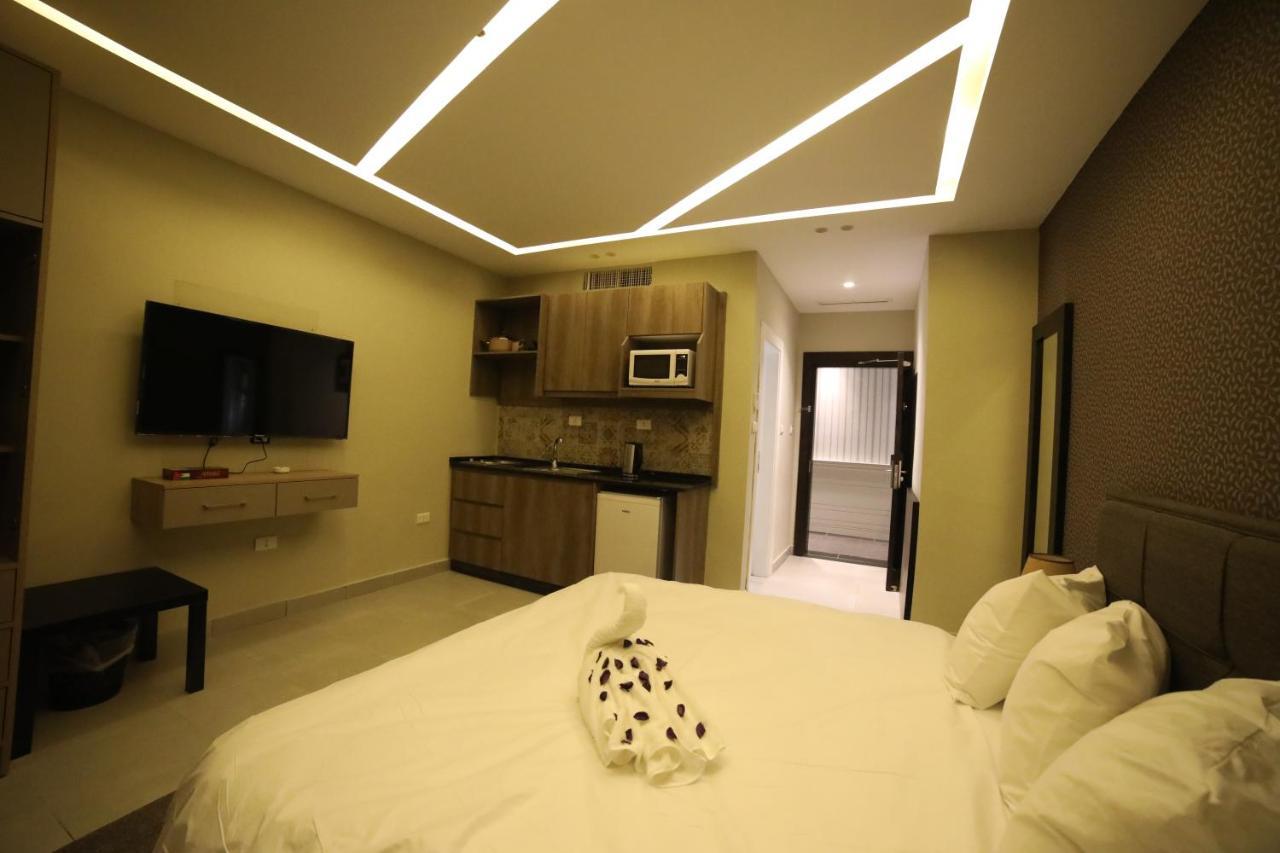 فندق صحارى الخليج Sahara Gulf Hotel Apartments Amman Bagian luar foto